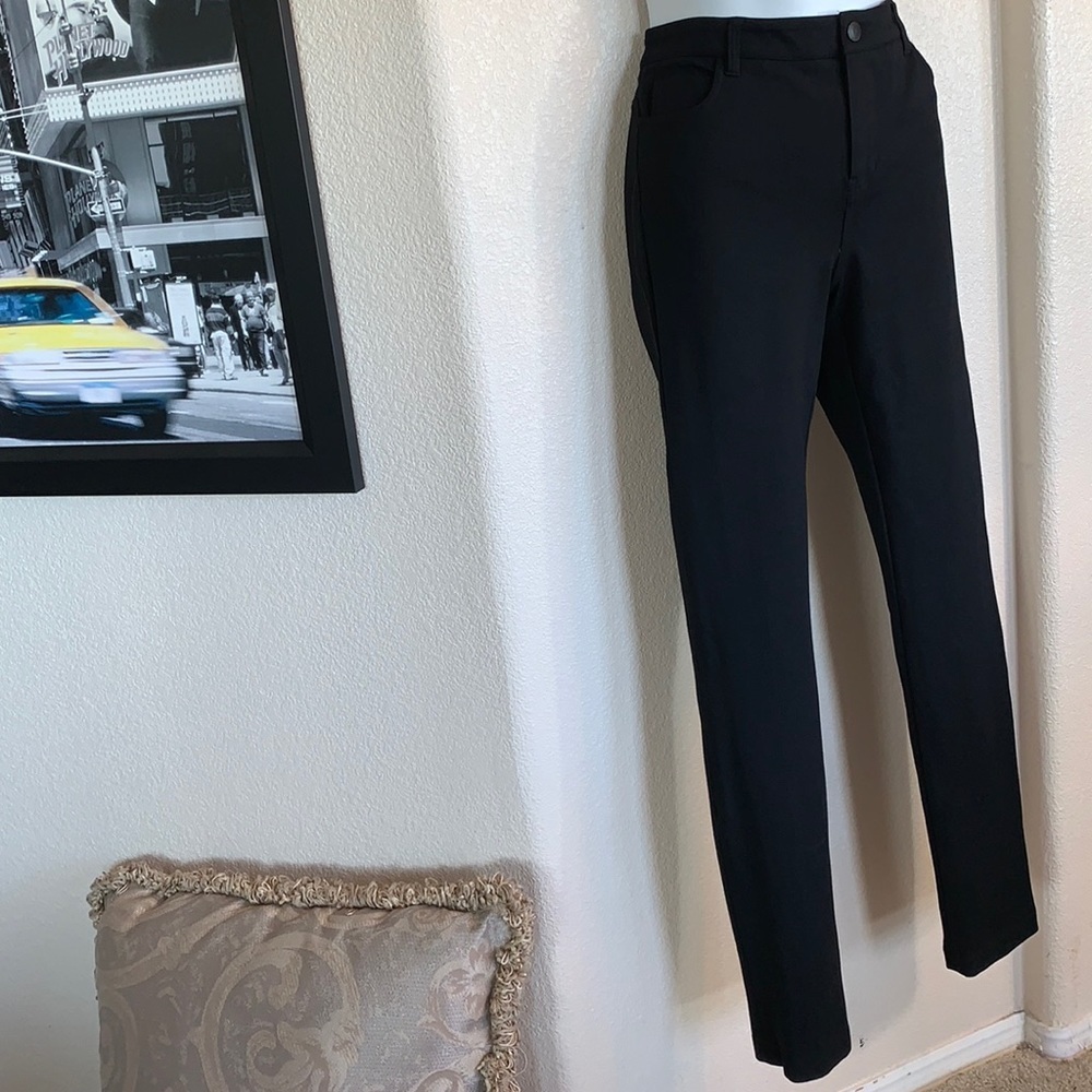 VINCE jeans, sleek skinny, high waist, monogram button, classic 5 pockets. 8 - Picture 4 of 17
